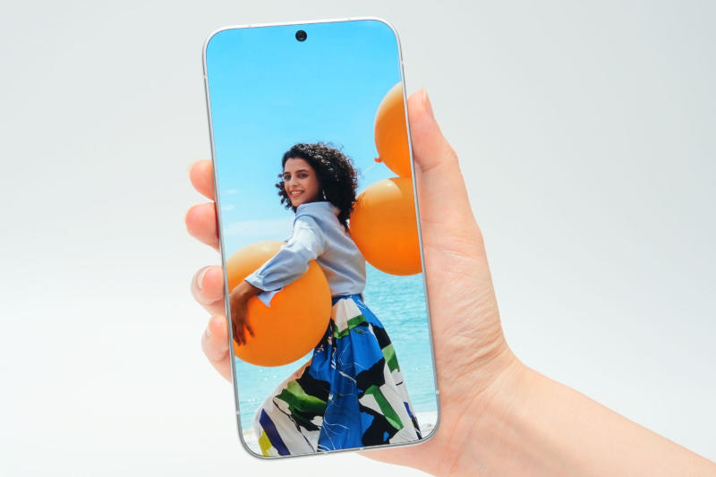 Tecno представила концепт смартфона с полностью безрамочным дисплеем