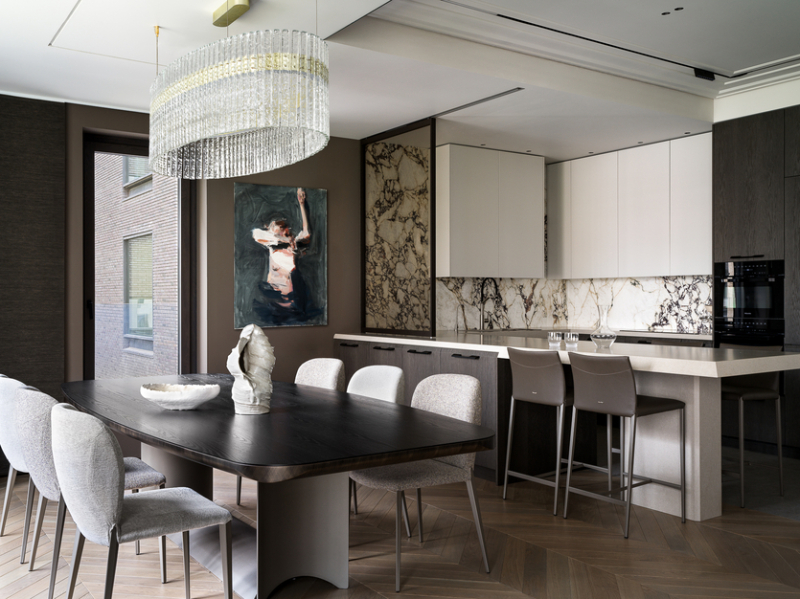 Интерьер в стиле московской неоклассики для большой семьи