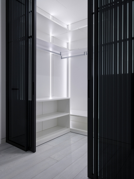 Современный минимализм с элементами графики: квартира в Москве