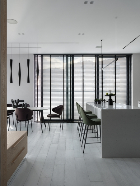 Современный минимализм с элементами графики: квартира в Москве